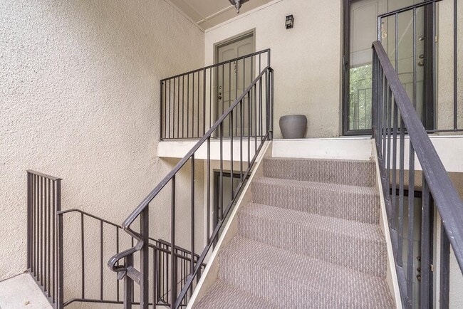 Building Photo - 115 Rosaire Pl NW