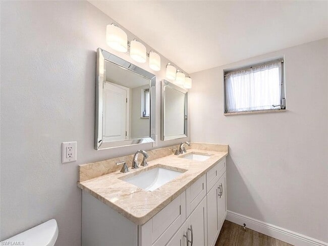 Building Photo - 681 Palm View Dr
