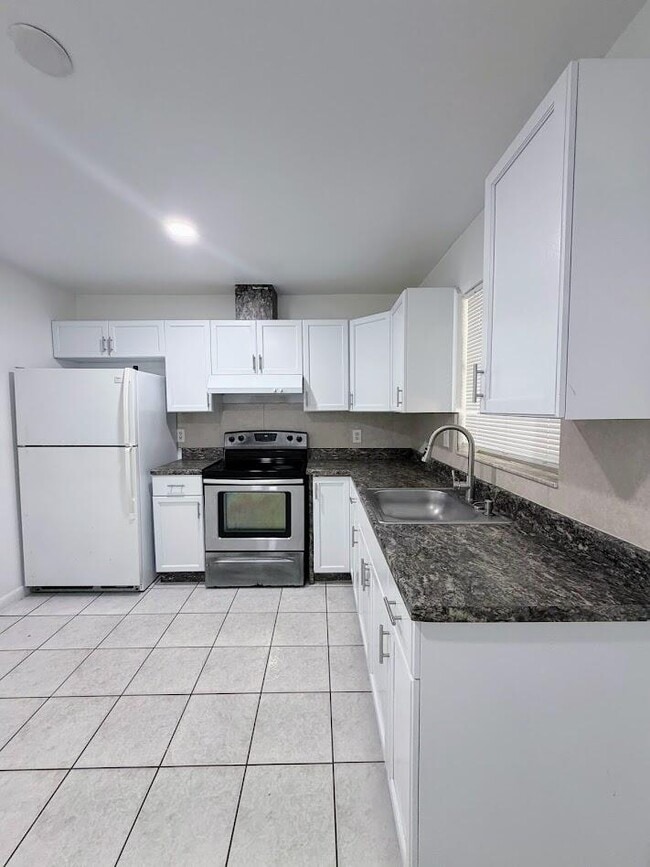 Building Photo - 5899 Mango Rd