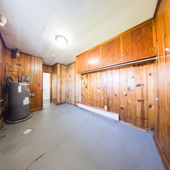 Building Photo - 3 Bedroom One Bathroom updated home