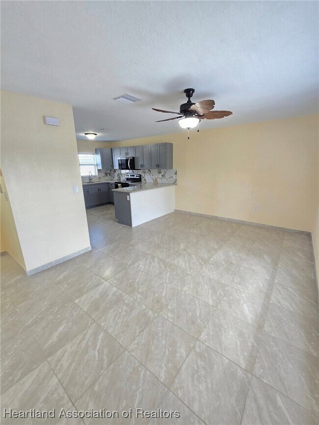 Building Photo - 611 Memorial Dr