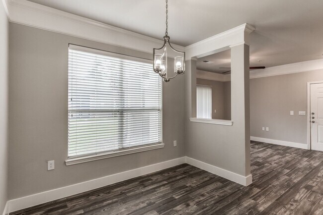 Building Photo - Stylish Living with 1 Month Free Rent!