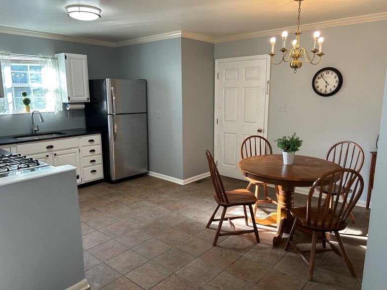 Building Photo - 807 Elk Mills Rd