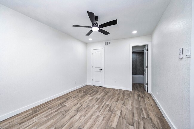 Building Photo - 5532 Beverly Hill St