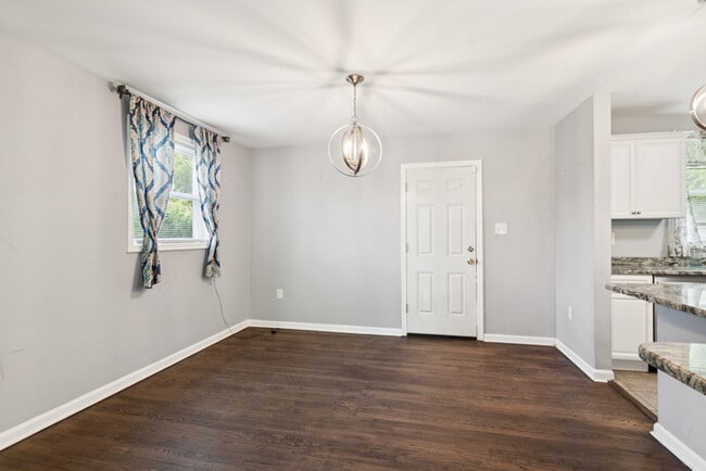 Building Photo - Pet Friendly Mid-Century Modern 4/Bedroom,...