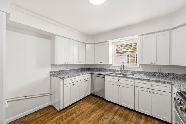 Building Photo - 2409 Estate Dr