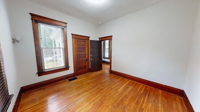 Building Photo - 5 BEDROOMS + 2 FULL BATHROOMS + 5 FREE OFF...