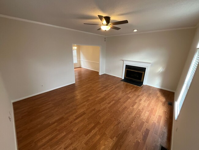 Building Photo - Beautiful 3 bed, 2.5 bath + Bonus room Loc...