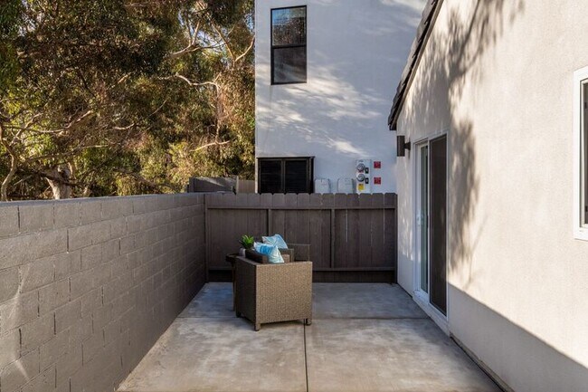 Building Photo - 1704-1710 Hanford Dr