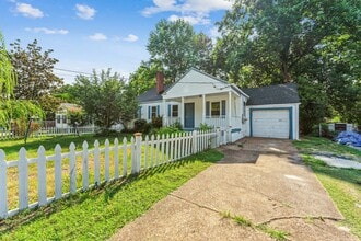 Building Photo - 806 S Moore Rd