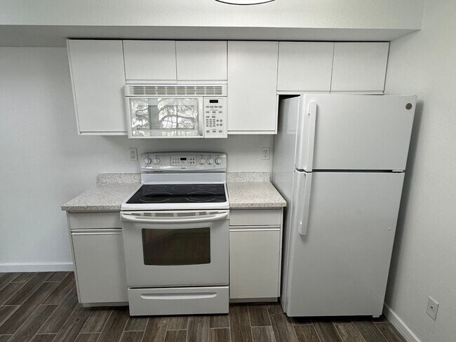 Building Photo - Beautifully Remodled 2 Bed 2 Bath Top Floo...