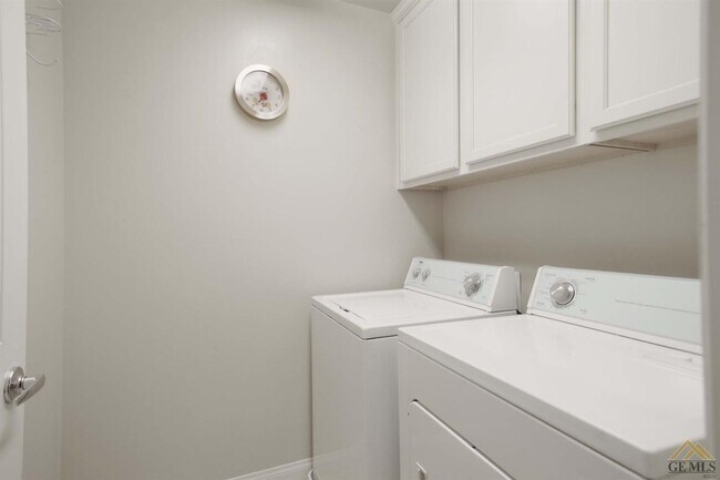 Building Photo - Gorgeous Home in a Gated Community with Pool!