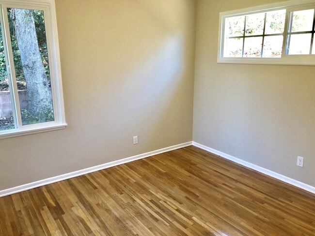 Building Photo - South Redondo - Riviera Village - Quiet and Close to the Beach!