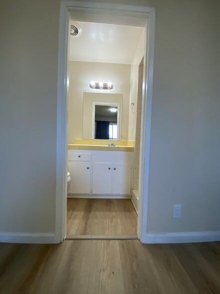 Building Photo - 2713 El Caprice Dr