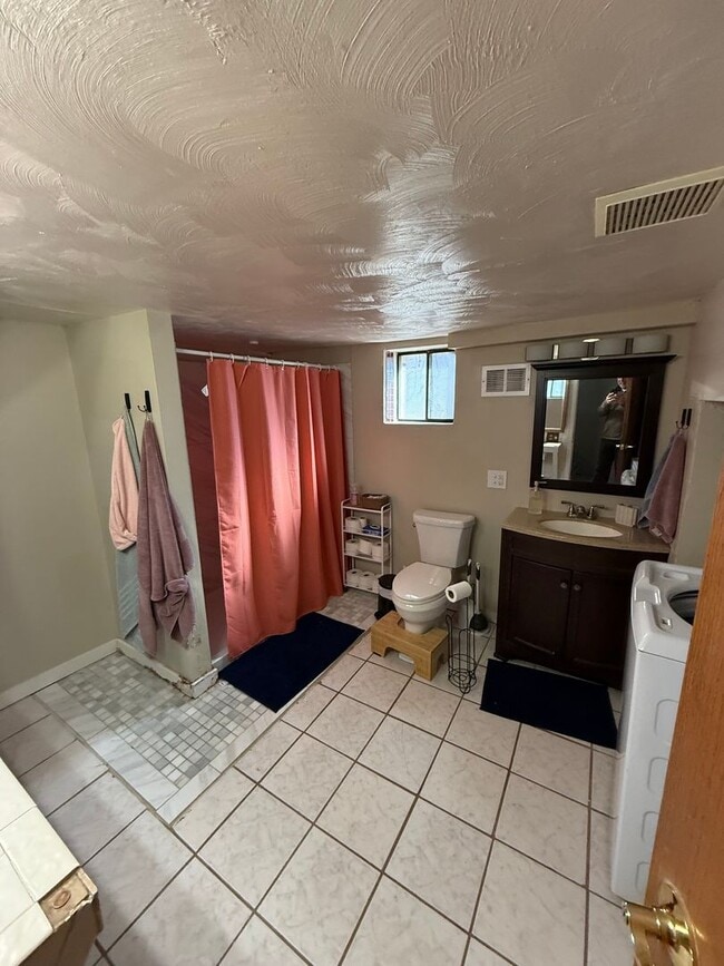 Building Photo - 4 Bedroom, 2 bath Unit very close to Regis University, restaurants and shops