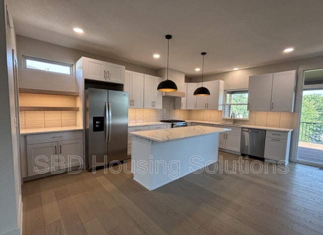 Building Photo - 1412 NE Ernest Way