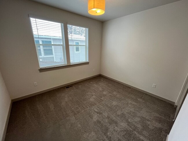 Building Photo - Newer 3 Bed/2 Bath Construction on Bend's Eastside - Cessna Drive