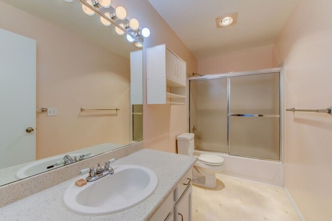 Building Photo - Commute-Friendly, Top-Floor, Totally Comfortable