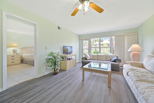 Building Photo - Beautiful Condo in South Naples