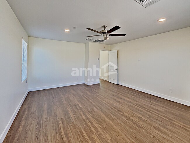 Building Photo - 5944 W Columbine Dr