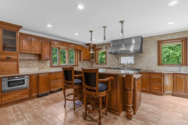 Building Photo - 190 E Rocks Rd