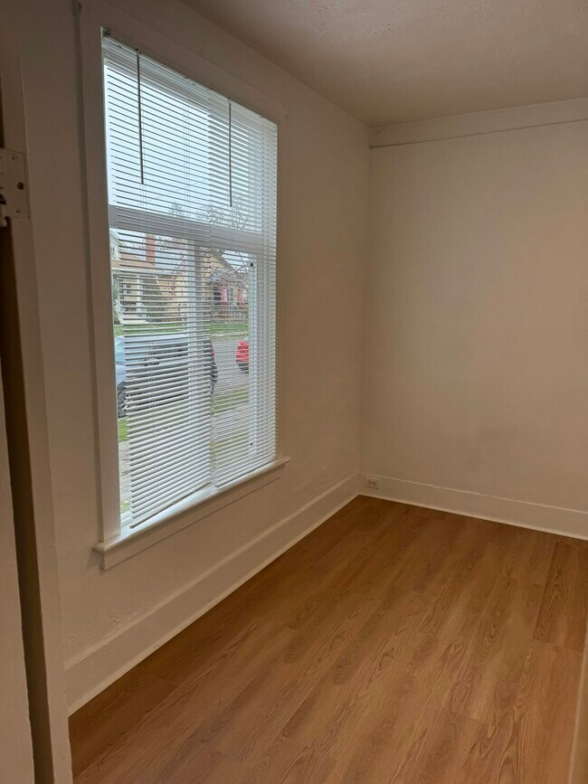 Building Photo - 2203 W Mallon Ave