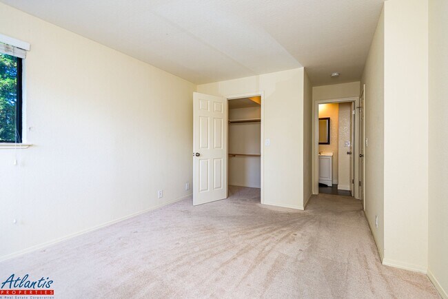 Building Photo - Lovely Townhouse | Resort-Style Community