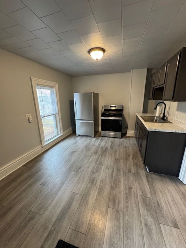 Building Photo - 302 E Washington St