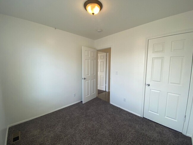 Building Photo - 626 N 1260 W