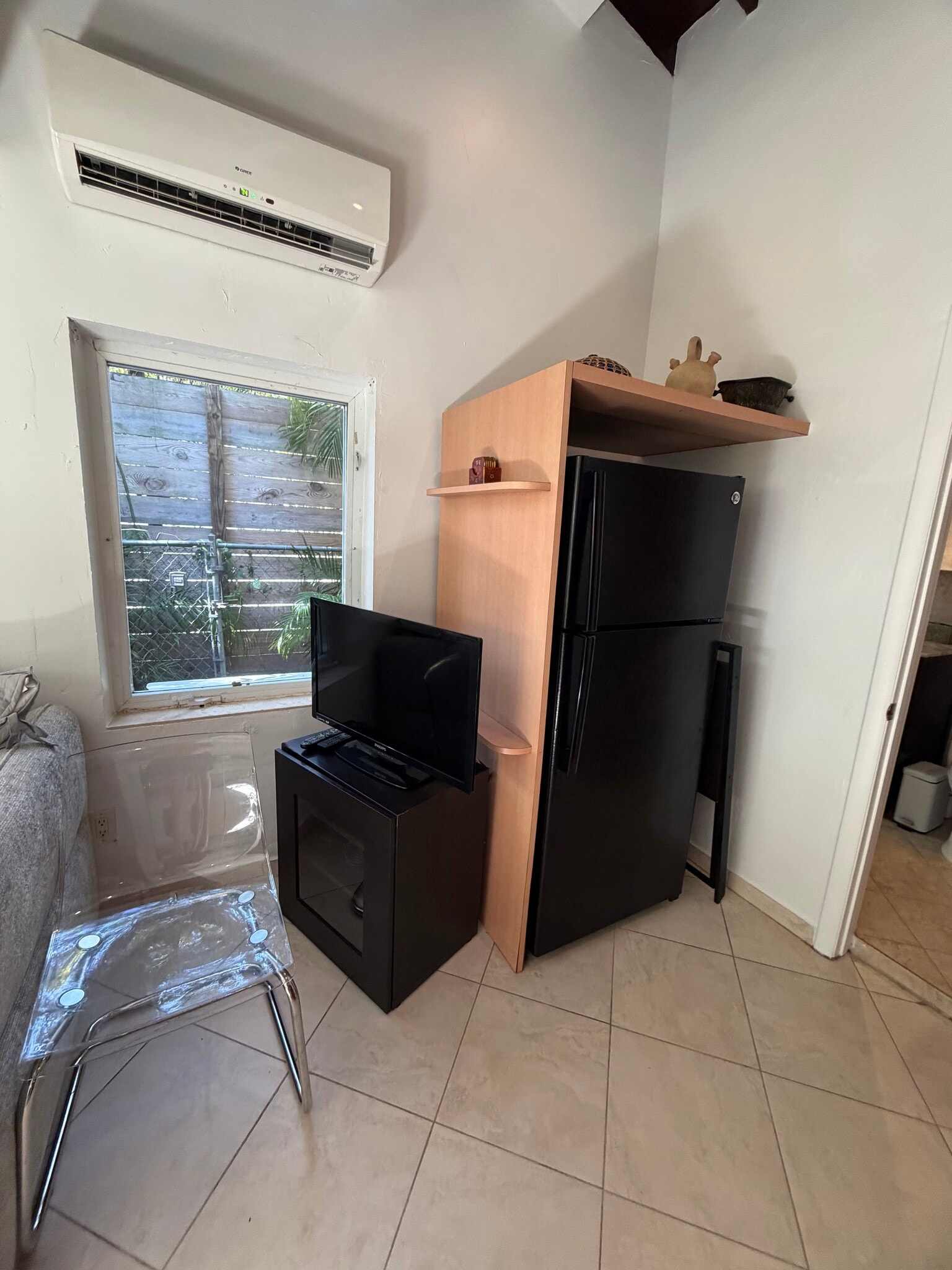 Full size fridge - 2539 Swanson Ave