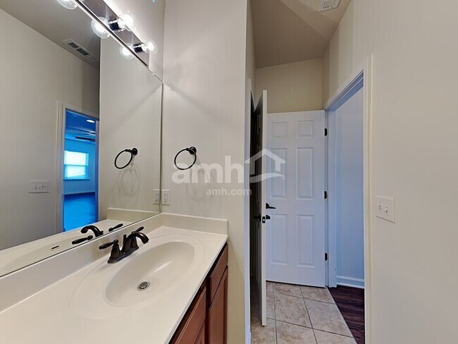 Building Photo - 657 Pemberton Dr