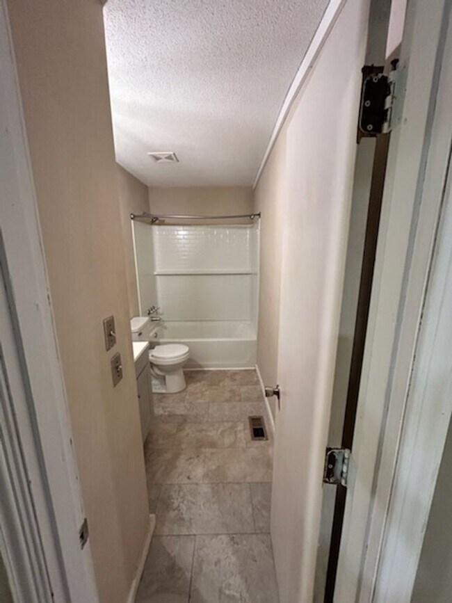 Building Photo - Welcome to this charming 3-bedroom, 1-bath...