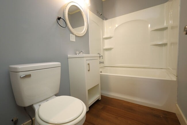 Building Photo - 300 E 6th St