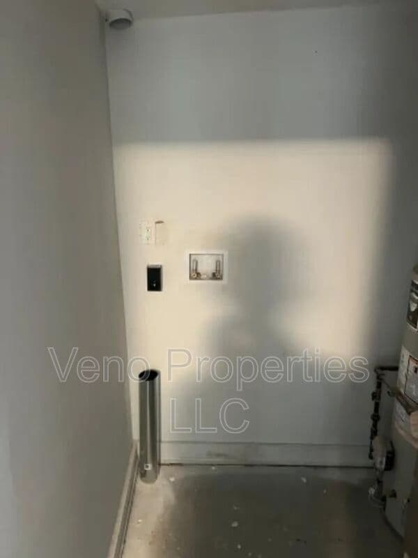 Building Photo - 131 W High St