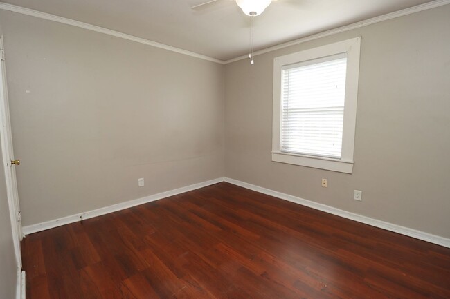 Building Photo - Two Bedroom One Bath Duplex - Walking Dist...