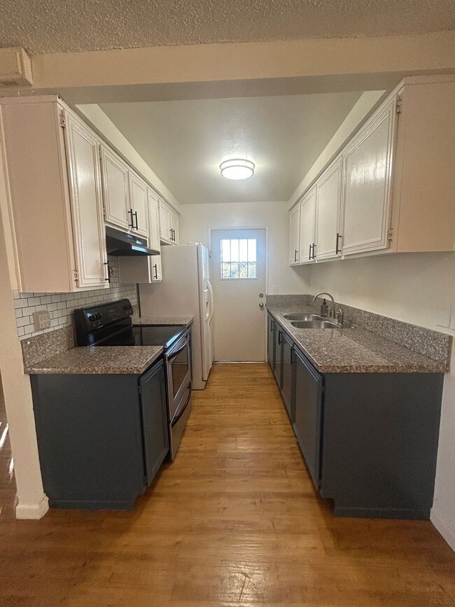 Building Photo - Tranquil Condo 2+1 with Pool View