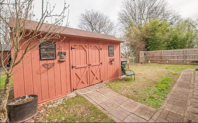 Building Photo - "Charming 2-Bed Home with Spacious 1700 Sq Ft Layout, FENCED yard!"
