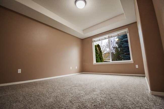 Building Photo - Move In Special!  $1000 Off!  Beautiful Spacious Home!