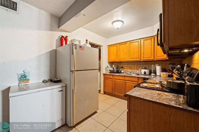 Building Photo - 5748 NW 27th Ct