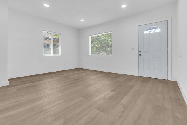 Building Photo - 5518 Denker Ave