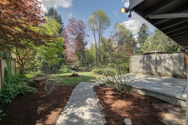 Building Photo - 2Bd/1Ba Issaquah Duplex