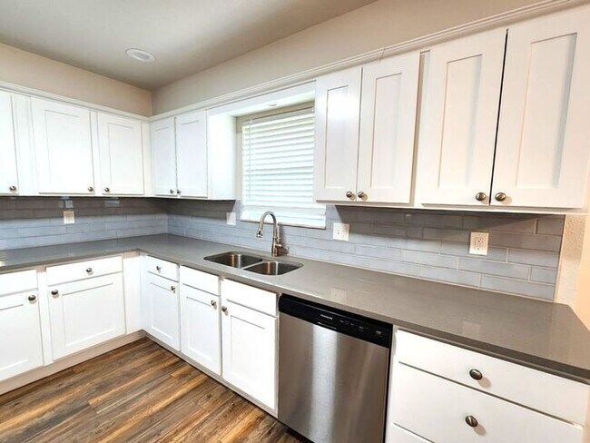 Building Photo - 4 Bed 2.5 Bath 2 Car Garage in Camelot Addition NW OKC