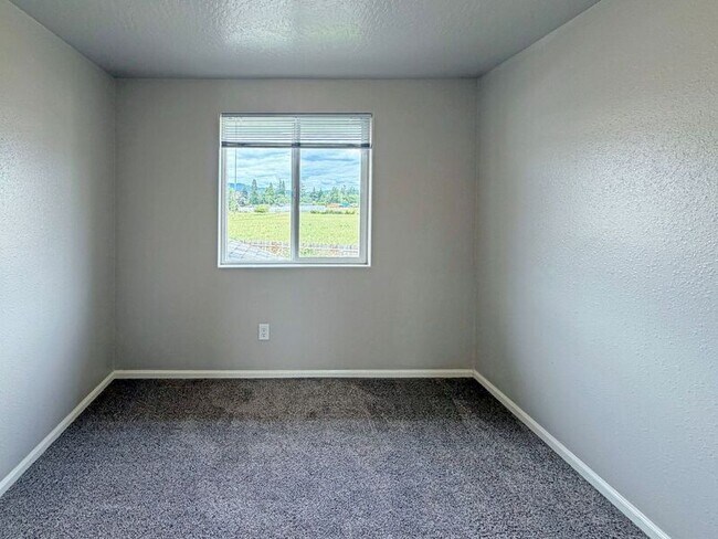 Building Photo - 780 N Cloverleaf Loop