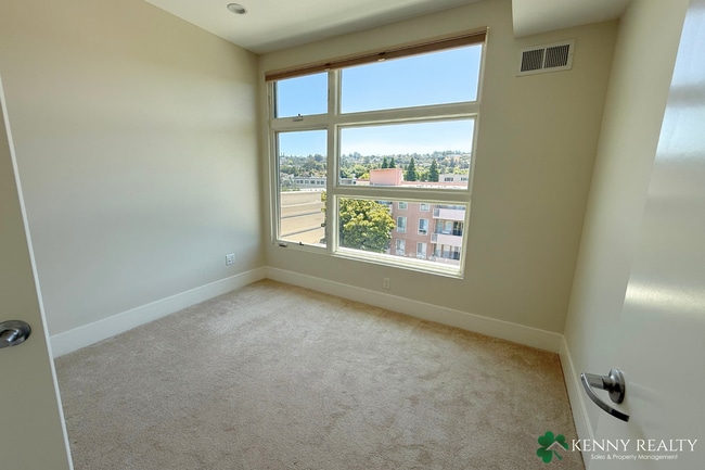 Building Photo - Spacious 2 Bedroom Condo in Prime Burlinga...