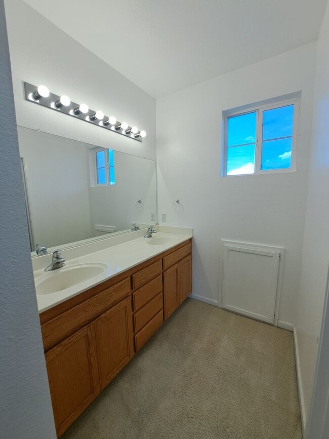 Building Photo - Expansive 3 bedroom/2.5 Bath Home in Corde...