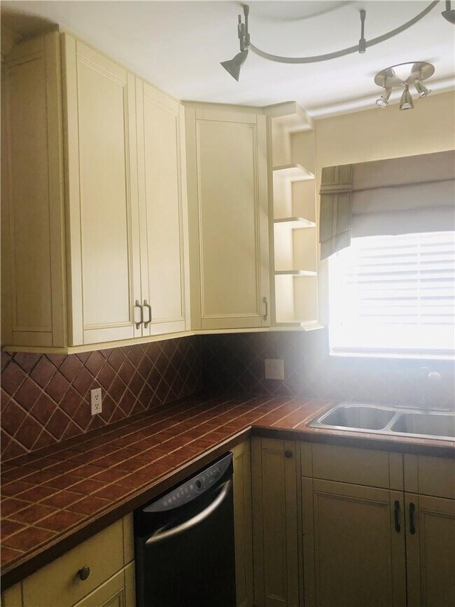 Building Photo - 137 Farnham F