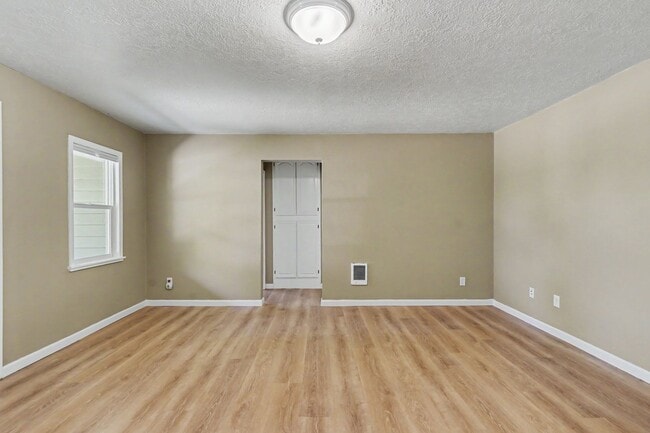Building Photo - 3080 Park Ave NE