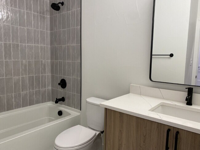 Building Photo - Beautiful, newer (2024) townhome in the de...