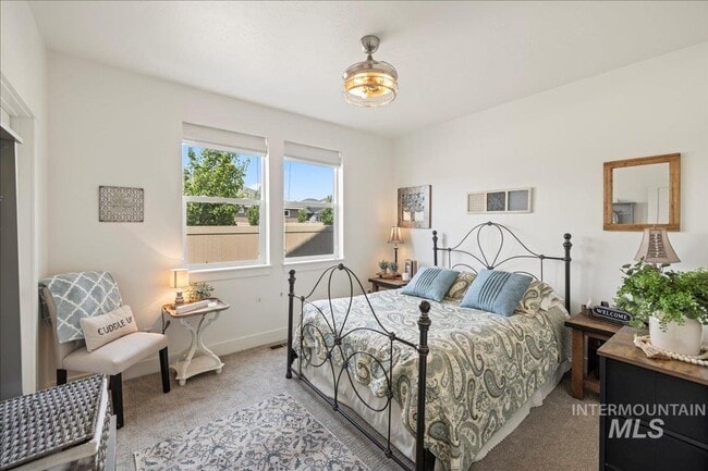 Building Photo - Live in Luxury! 3 bed 2 bath with gorgeous back yard!