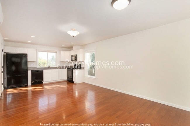 Building Photo - Trendy Updated SE Portland Bungalow with Balcony!